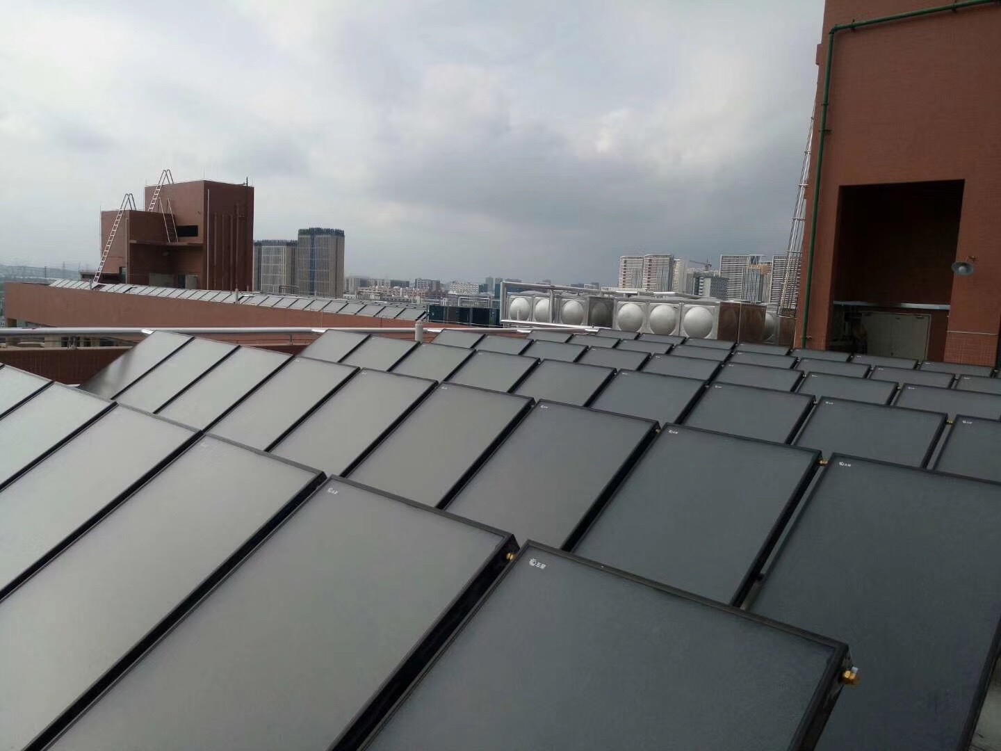 东莞空气能热水器工程公司推荐，工厂宿舍热水改造怎么挑选不踩坑？